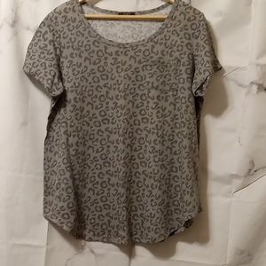 Studio 1886 animal print tee shirt Lg 💚💚💚💚